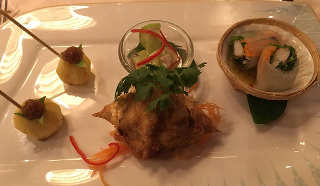 伝統のダンスが見られるタイ料理レストラン「サラ リム ナーム」