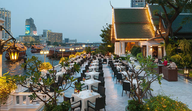 伝統のダンスが見られるタイ料理レストラン「サラ リム ナーム」