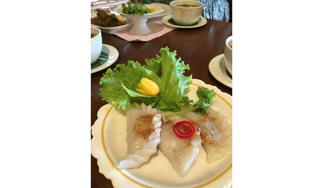 河を挟んで対岸にあるホテル施設では、タイ料理のクラスも