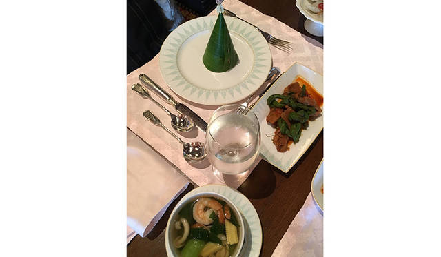 河を挟んで対岸にあるホテル施設では、タイ料理のクラスも