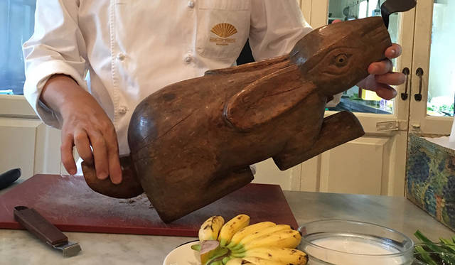 河を挟んで対岸にあるホテル施設では、タイ料理のクラスも