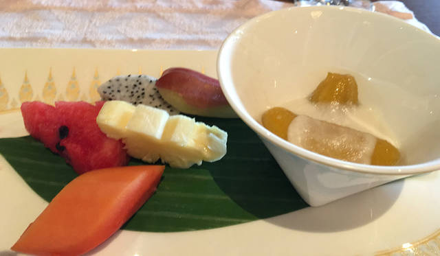 河を挟んで対岸にあるホテル施設では、タイ料理のクラスも