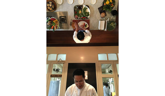 河を挟んで対岸にあるホテル施設では、タイ料理のクラスも