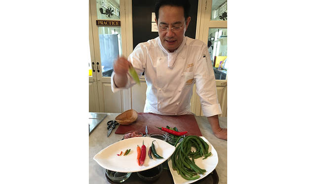 河を挟んで対岸にあるホテル施設では、タイ料理のクラスも