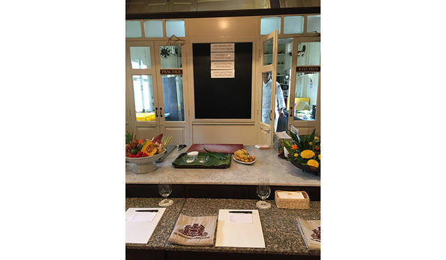 河を挟んで対岸にあるホテル施設では、タイ料理のクラスも