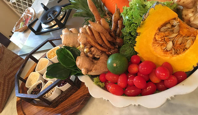 河を挟んで対岸にあるホテル施設では、タイ料理のクラスも