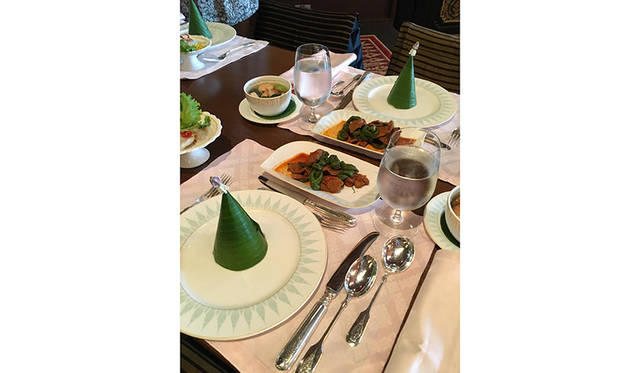 河を挟んで対岸にあるホテル施設では、タイ料理のクラスも