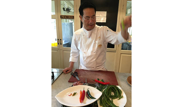 河を挟んで対岸にあるホテル施設では、タイ料理のクラスも