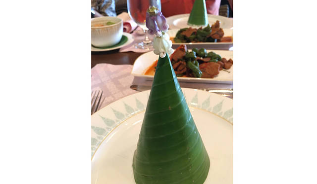 河を挟んで対岸にあるホテル施設では、タイ料理のクラスも