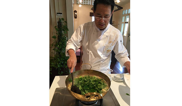 河を挟んで対岸にあるホテル施設では、タイ料理のクラスも