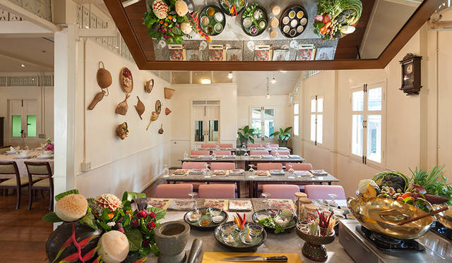 河を挟んで対岸にあるホテル施設では、タイ料理のクラスも