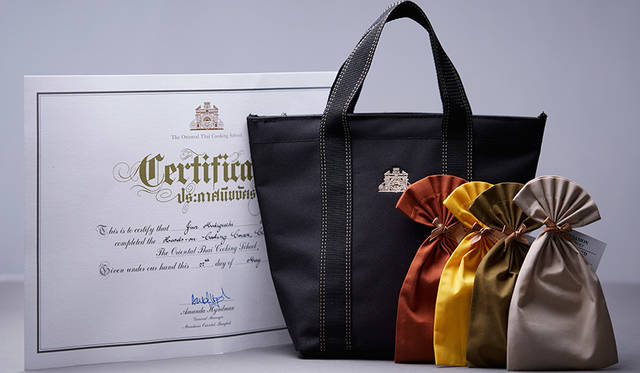 料理教室の参加者には修了書、スパイス、エプロンのお土産が