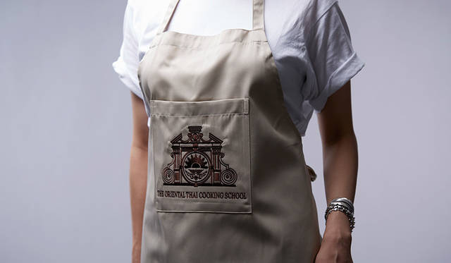 料理教室の参加者には修了書、スパイス、エプロンのお土産が