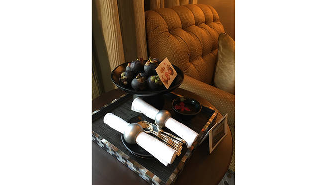 客室には毎日変わるウェルカムフルーツ、チョコレートなどが用意されている