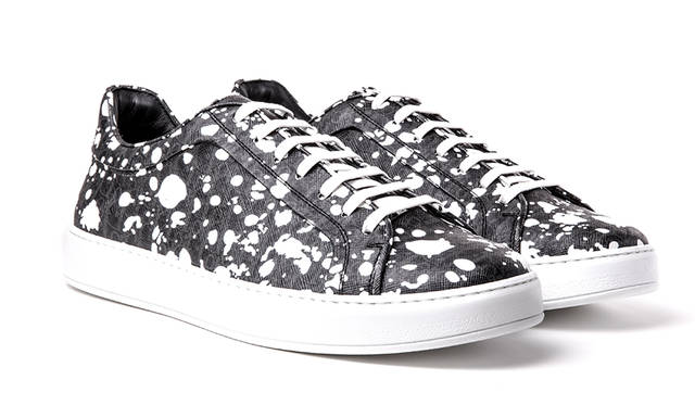 スニーカー 12万円（税抜）