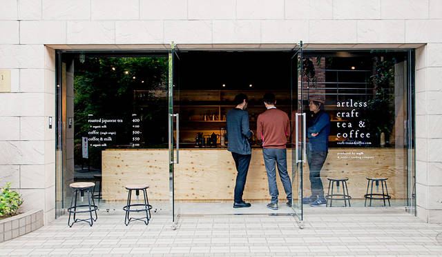「artless craft tea & coffee」は、丸山珈琲と提携し、ストーリーのあるシングルオリジンコーヒーを、注文を受けてから一杯ずつハンドドリップする。