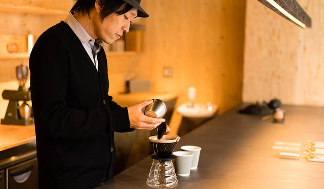 「artless craft tea & coffee」は、丸山珈琲と提携し、ストーリーのあるシングルオリジンコーヒーを、注文を受けてから一杯ずつハンドドリップする。