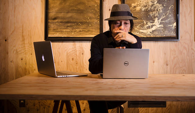 チームで手掛ける案件の仕上がりをバイリンガル環境で確認するのは、川上さんの日常的な作業。デザイナーがWindowsを使用するのは、むしろ当然。