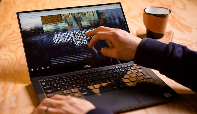 「マウスだと、インターフェイス的にまだ少し距離感があるんです」と、川上さん。指でサイトに触れると、早送りもゆっくり動かしたいときも、考えずにすむ。だから作業に集中できる。