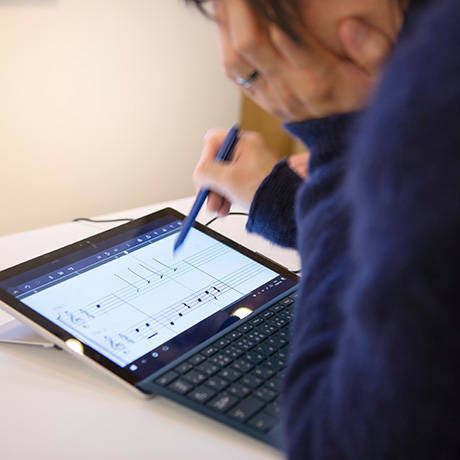 川上さんが操作しているのが、「●●●●●●」という音楽作成ソフト。書いた譜面は再生され、修正やリピート操作も容易。その面白さは、一度体験すると分かるはず。