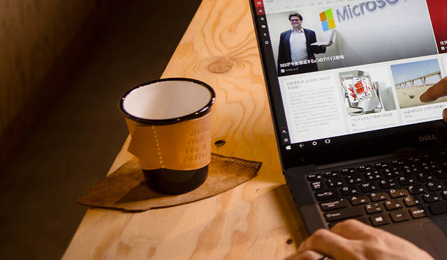 仕事の合間に、最新のニュースをチェック。「他のニュースサイトよりも断然見やすい」と、川上さん。