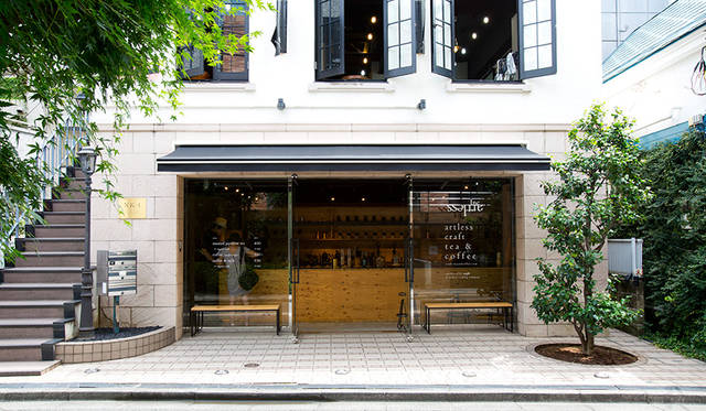 「artless craft tea & coffee」は、丸山珈琲と提携し、ストーリーのあるシングルオリジンコーヒーを、注文を受けてから一杯ずつハンドドリップする。