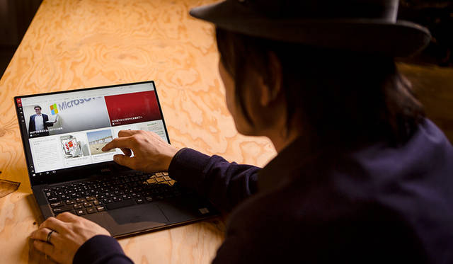 仕事の合間に、最新のニュースをチェック。「他のニュースサイトよりも断然見やすい」と、川上さん。