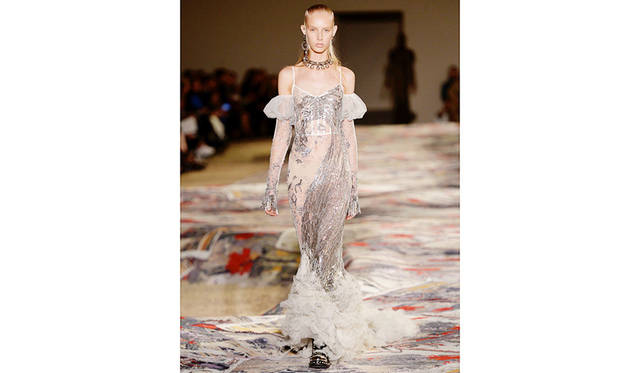 ALEXANDER McQUEEN<br /> 「ショーに出てきた最後のルック。足元のボリュームがなんとも美しくて、動くととても素敵なんです」