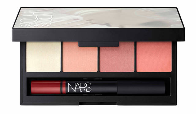 <strong>NARS リカーリングデアー チーク＆リップパレット</strong><br /> NARSデパートカウンター限定ハイライティングブラッシュ1色と、ブラッシュ3色に、サテンリップペンシル1色をセットしたパレット。<br /> 価格｜7400円（税別）<br /> ［セット内容］（左から）<br /> − ハイライティングブラッシュパウダー<br /> 5131N（Albatross）ゴールドグロー<br /> − ブラッシュ 4033（Sex Appeal）マットなソフトピーチ<br /> Illusive（限定色）Make Believe（限定色）<br /> − サテンリップペンシル［現品サイズ］<br /> 9206（Golshan）スパイシーなワインカラー<br />