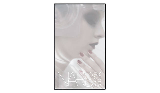 [パッケージデザイン]<bt><strong>NARS リカーリングデアー チーク＆リップパレット</strong><br /> NARSデパートカウンター限定ハイライティングブラッシュ1色と、ブラッシュ3色に、サテンリップペンシル1色をセットしたパレット。<br /> 価格｜7400円（税別）<br /> ［セット内容］（左から）<br /> − ハイライティングブラッシュパウダー<br /> 5131N（Albatross）ゴールドグロー<br /> − ブラッシュ 4033（Sex Appeal）マットなソフトピーチ<br /> Illusive（限定色）Make Believe（限定色）<br /> − サテンリップペンシル［現品サイズ］<br /> 9206（Golshan）スパイシーなワインカラー<br />