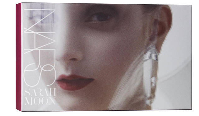 [外箱]<bt><strong>NARS トゥルーストーリー チーク＆リップパレット</strong><br /> ブラッシュを限定3色と人気色、クリムゾンレッドのジャンボリップペンシルをセットしたパレット。<br /> 価格｜7400円（税別）<br /> ［セット内容］（左から）<br /> − ブラッシュ<br /> Devotee（限定色） Myth（限定色）Unwritten（限定色）<br /> 4018N（Outlaw）ゴールドの輝きのソフトローズカラー<br /> − ベルベットマットリップペンシル ［現品サイズ］<br /> 2477N（Mysterious Red）クリムゾンレッド<br />