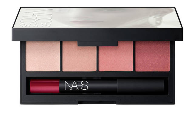 <strong>NARS トゥルーストーリー チーク＆リップパレット</strong><br /> ブラッシュを限定3色と人気色、クリムゾンレッドのジャンボリップペンシルをセットしたパレット。<br /> 価格｜7400円（税別）<br /> ［セット内容］（左から）<br /> − ブラッシュ<br /> Devotee（限定色） Myth（限定色）Unwritten（限定色）<br /> 4018N（Outlaw）ゴールドの輝きのソフトローズカラー<br /> − ベルベットマットリップペンシル ［現品サイズ］<br /> 2477N（Mysterious Red）クリムゾンレッド<br />