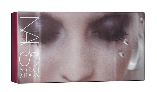 [外箱]<bt><strong>NARS ルッククローサー アイシャドーパレット<br /> NARSデパートカウンター限定</strong> <br /> NARSデパートカウンター限定アイシャドー4色に、ミニサイズのアイライナー1色をセットしたパレット。<br /> 価格｜6300円（税別）<br /> ［セット内容］（左から）<br /> − アイシャドー（すべて限定色）<br /> − ラージャーザンライフ ロングウェアアイライナー［ミニサイズ］<br /> 8051（Via Veneto）ブラック<br />