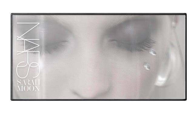 [パッケージデザイン]<bt><strong>NARS ルッククローサー アイシャドーパレット<br /> NARSデパートカウンター限定</strong> <br /> NARSデパートカウンター限定アイシャドー4色に、ミニサイズのアイライナー1色をセットしたパレット。<br /> 価格｜6300円（税別）<br /> ［セット内容］（左から）<br /> − アイシャドー（すべて限定色）<br /> − ラージャーザンライフ ロングウェアアイライナー［ミニサイズ］<br /> 8051（Via Veneto）ブラック<br />