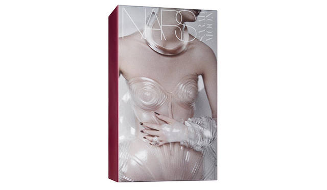 [外箱]<bt><strong>NARS サウザンドワールド リップ＆ネールセット<br /> NARSデパートカウンター限定</strong> <br /> オーデイシャスリップスティックのミニサイズ限定色2色に、ネールポリッシュのミニサイズ限定色2色をセット。<br /> 価格｜5900円（税別）<br /> ［セット内容］（左から）<br /> − オーデイシャスリップスティック［ミニサイズ］<br /> Codie（限定色）Eva（限定色）<br /> − ネールポリッシュ R［ミニサイズ］<br /> La Dame en Blanc（限定色）La Dame en Noir（限定色）<br />