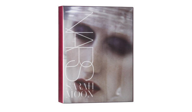 [外箱]<bt><strong>NARS シャドーサイド アイセット<br /> NARSデパートカウンター限定</strong> <br /> ベルベットシャドースティックの限定色3色のミニサイズと、オーデイシャスマスカラのミニサイズをセット<br /> 価格｜4900円（税別）<br /> ［セット内容］（左から）<br /> − ベルベットシャドースティック [ミニサイズ]<br /> Lucid Dream（限定色）Real Surreal（限定色）Nunavut（限定色）<br /> − オーディシャスマスカラ（Black Moon）ブラック [ミニサイズ]<br />