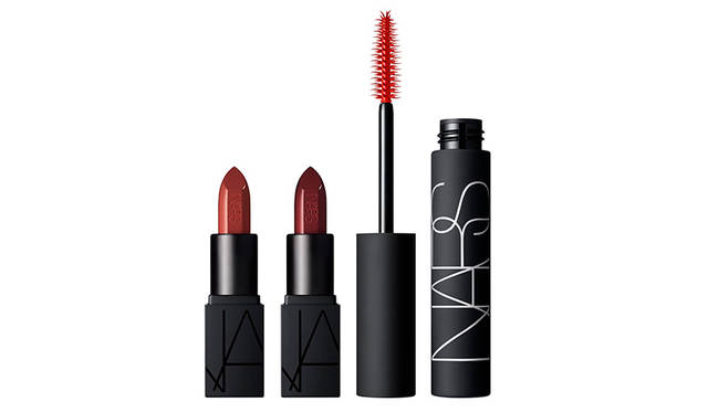 <strong>NARS  ゲットリアル リップ＆アイセット</strong> <br /> オーデイシャスリップスティックのミニサイズ2色と、オーデイシャスマスカラをセットしたパレット。<br /> 価格｜6000円（税別）<br /> ［セット内容］（左から）<br /> − オーデイシャスリップスティック ［ミニサイズ］<br /> Leslie（販売終了色）チェリーウッド 9478（Bette）ボルドー<br /> − オーデイシャスマスカラ（Black Moon）ブラック［現品サイズ］<br />