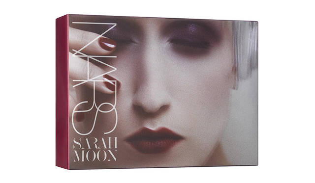 [外箱]<bt><strong>NARS マインドゲーム ベルベットリップグライドセット<br /> セミセルフコスメショップ限定</strong> <br /> 2016年10月に登場したばかりのハイブリッドリップ「ベルベットリップグライド」のミニサイズ、限定色を含んだ6色セット。<br /> 価格｜5400円（税別）<br /> ［セット内容］（左から）<br /> − ベルベットリップグライド［ミニサイズ］<br /> 2713（Bound）ローズピンク No. 675（限定色） Chez Claude（限定色） 2719（Unspeakable）ガーネット Platoʼs（限定色） 2720（Toy）ディープオーベルジン<br />