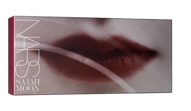 [外箱]<bt><strong>NARS グラスメトロポリス オーデイシャスリップスティックコフレ<br /> 伊勢丹新宿店・銀座三越・岩田屋本店 限定</strong> <br /> オーデイシャスリップスティックのミニサイズを8色揃えたリップコフレ。<br /> 価格｜1万5000円（税別）<br /> ［セット内容］（左から）<br /> − オーデイシャスリップスティック［ミニサイズ］ Sarah（限定色）<br /> 9460（Anita）アンティークローズ<br /> 9473（Marlene）レッドブリック<br /> Rita（販売終了色）スカーレット<br /> 9474（Olivia）ガーネット<br /> 9491（Sandra）ローズウッド <br /> ※店舗限定色 9457 （Charlotte）ダークバーガンディ<br /> 9478（Bette）ボルドー<br />