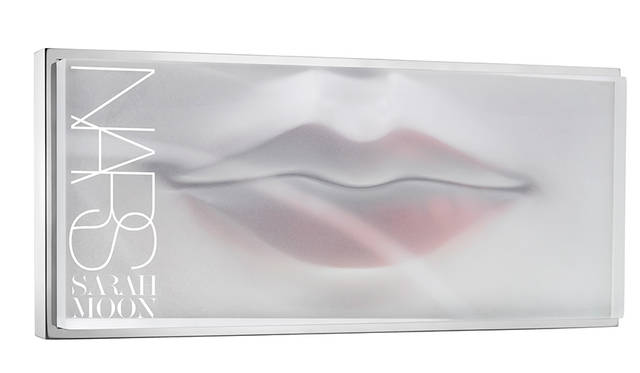 [パッケージデザイン]<bt><strong>NARS グラスメトロポリス オーデイシャスリップスティックコフレ<br /> 伊勢丹新宿店・銀座三越・岩田屋本店 限定</strong> <br /> オーデイシャスリップスティックのミニサイズを8色揃えたリップコフレ。<br /> 価格｜1万5000円（税別）<br /> ［セット内容］（左から）<br /> − オーデイシャスリップスティック［ミニサイズ］ Sarah（限定色）<br /> 9460（Anita）アンティークローズ<br /> 9473（Marlene）レッドブリック<br /> Rita（販売終了色）スカーレット<br /> 9474（Olivia）ガーネット<br /> 9491（Sandra）ローズウッド <br /> ※店舗限定色 9457 （Charlotte）ダークバーガンディ<br /> 9478（Bette）ボルドー<br />