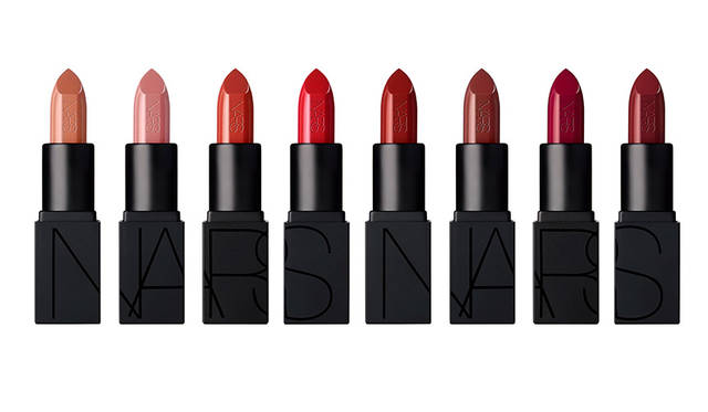 <strong>NARS グラスメトロポリス オーデイシャスリップスティックコフレ<br /> 伊勢丹新宿店・銀座三越・岩田屋本店 限定</strong> <br /> オーデイシャスリップスティックのミニサイズを8色揃えたリップコフレ。<br /> 価格｜1万5000円（税別）<br /> ［セット内容］（左から）<br /> − オーデイシャスリップスティック［ミニサイズ］ Sarah（限定色）<br /> 9460（Anita）アンティークローズ<br /> 9473（Marlene）レッドブリック<br /> Rita（販売終了色）スカーレット<br /> 9474（Olivia）ガーネット<br /> 9491（Sandra）ローズウッド <br /> ※店舗限定色 9457 （Charlotte）ダークバーガンディ<br /> 9478（Bette）ボルドー<br />