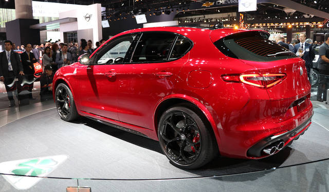アルファロメオ「ステルビオ」。高級大型スポーティセダン、ジュリアと共通のプラットフォームを使う