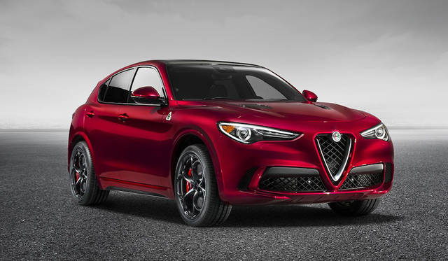 アルファロメオ「ステルビオ」。エンジンは本国では2リッター4気筒と2.9リッターV型6気筒の2本立て