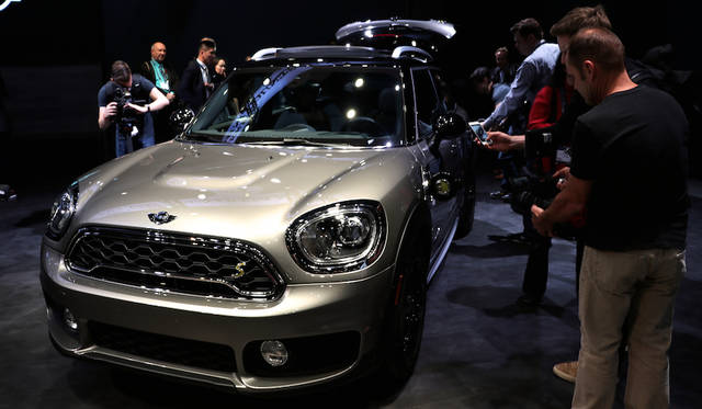 「MINIカントリーマン」。プラグインハイブリッドモデルであるMINI クーパーS EカントリーマンALL4も設定