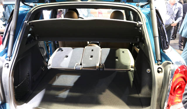 「MINIカントリーマン」。室内ではスペースとともに引き出し式のピクニックベンチなどファンの要素を強調した装備が与えられている