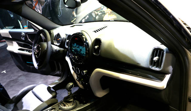 「MINIカントリーマン」。基本的にはMINIのデザインテーマを踏襲しているがアップデートされて操作系は整理されている