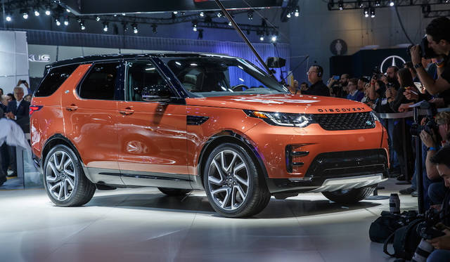ランドローバー「ディスカバリー」。5世代目はホイールベースとともに車体は伸びて7人の大人も満足できる居住性と謳ういっぽう、アルミニウム素材を多用することで軽量化を図り操縦性と燃費を改善