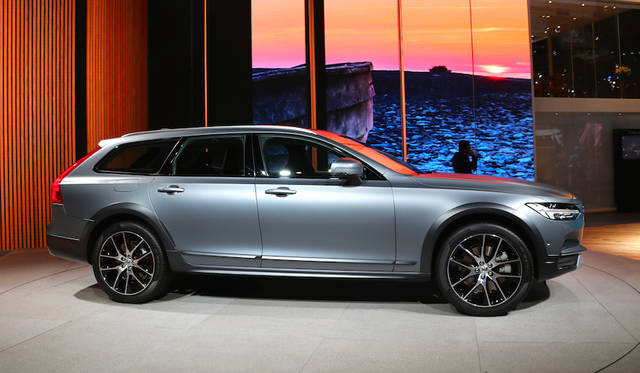 「古典を新しく作り直す」が新型V90（および写真のV90クロスオーバー）のキーワード。パワフルな4気筒のガソリンおよびディーゼル、さらにプラグインハイブリッドも本国では設定されている