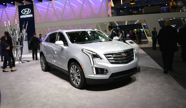 キャデラック「XT5」。キャデラックではクロスオーバーと定義し、プレミアムセダン的なスタイルとSUVの機能性の合体を謳いつつ、（日本にも導入されているCT6のように）コネクティビティの高さや先進的安全装備の豊富さを誇る