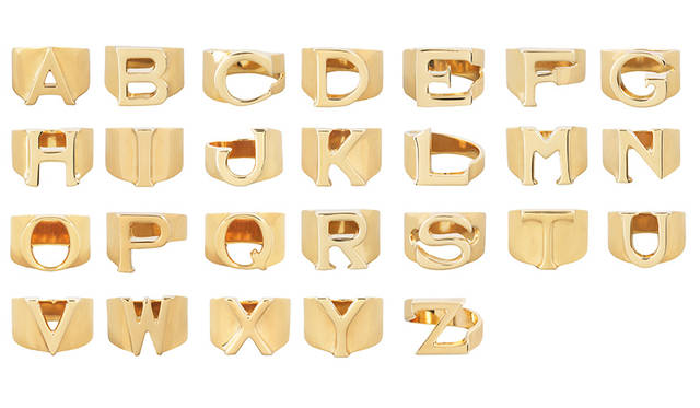 <strong>“ALPHABET”リング</strong><br /> 3万7000円（税抜） <br /> <br />  ルックに自分だけのシグネチャーを加えることのできえる”ALPHABET”リングは、2015年  フェスティブシーズンにデビューして以来、常に人気を集めている。 